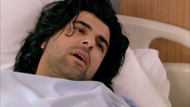 telenovelas_esp's tweet photo. Kerim se debate entre la vida y la muerte #FatmagulES https://t.co/Vc8O6YxoWr https://t.co/byjGHMHCTr