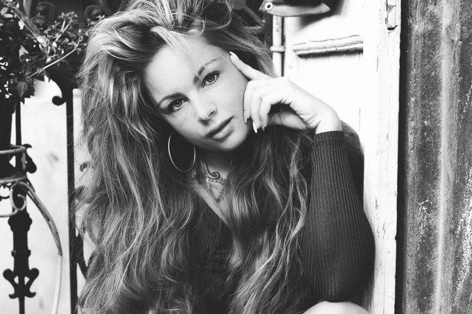 Magst du lieber Portrait Bilder oder Body Bilder? 😍  🖤 #aryalaroca #portrait #love #amateur #mydirtyhobby<a href="/tag/love"class="tags"><span>#love</span></a><a href="/tag/portrait"class="tags"><span>#portrait</span></a><a href="/tag/blackandwhite"class="tags"><span>#blackandwhite</span></a><a href="/tag/amateur"class="tags"><span>#amateur</span></a><a href="/tag/mydirtyhobby"class="tags"><span>#mydirtyhobby</span></a>