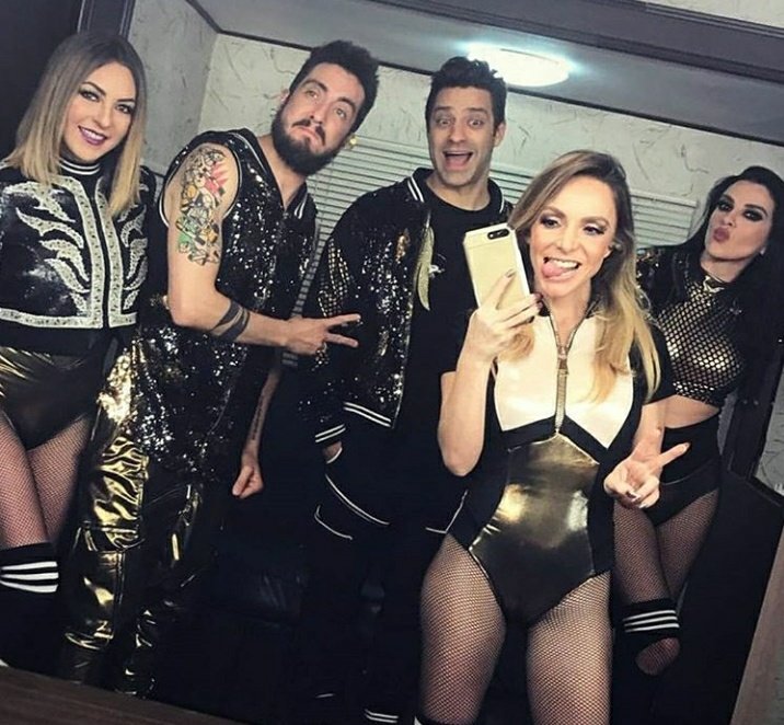 AnahiManiaBr's tweet photo. Felices 29 años @ov7oficial! Gracias por tu musica, gracias por unir tantos corazones. Gracias por tantos momentos inolvidables 💓 Gracias por colorear mi vida con tu música 💙 Los quiero mucho!  #OV729Años https://t.co/mBRmRU35Zx