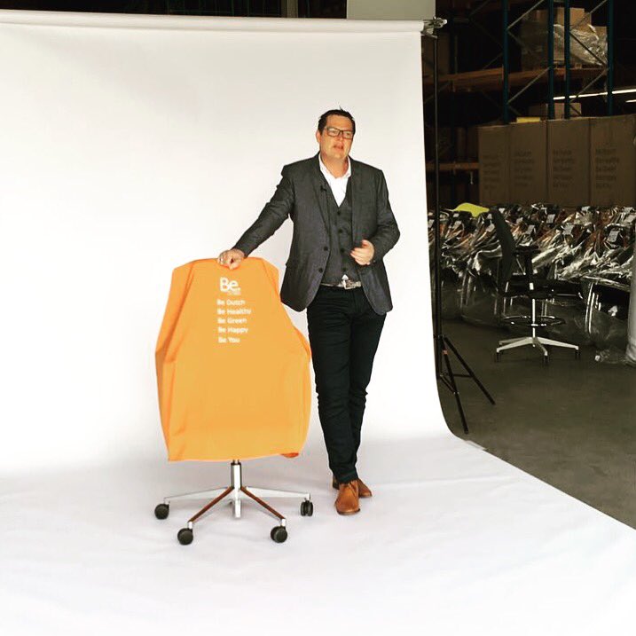 Beta_stoelen's tweet photo. The making of: promofilmpje van onze nieuwste aanwinst in onze #bureaustoelen collectie! Binnenkort live op het web! #BebyBeta #Breda #kantoorinrichting #projectinrichting #stoelen #sneakpreview (Starring: @TMampaey) https://t.co/hOxX26Rw2S