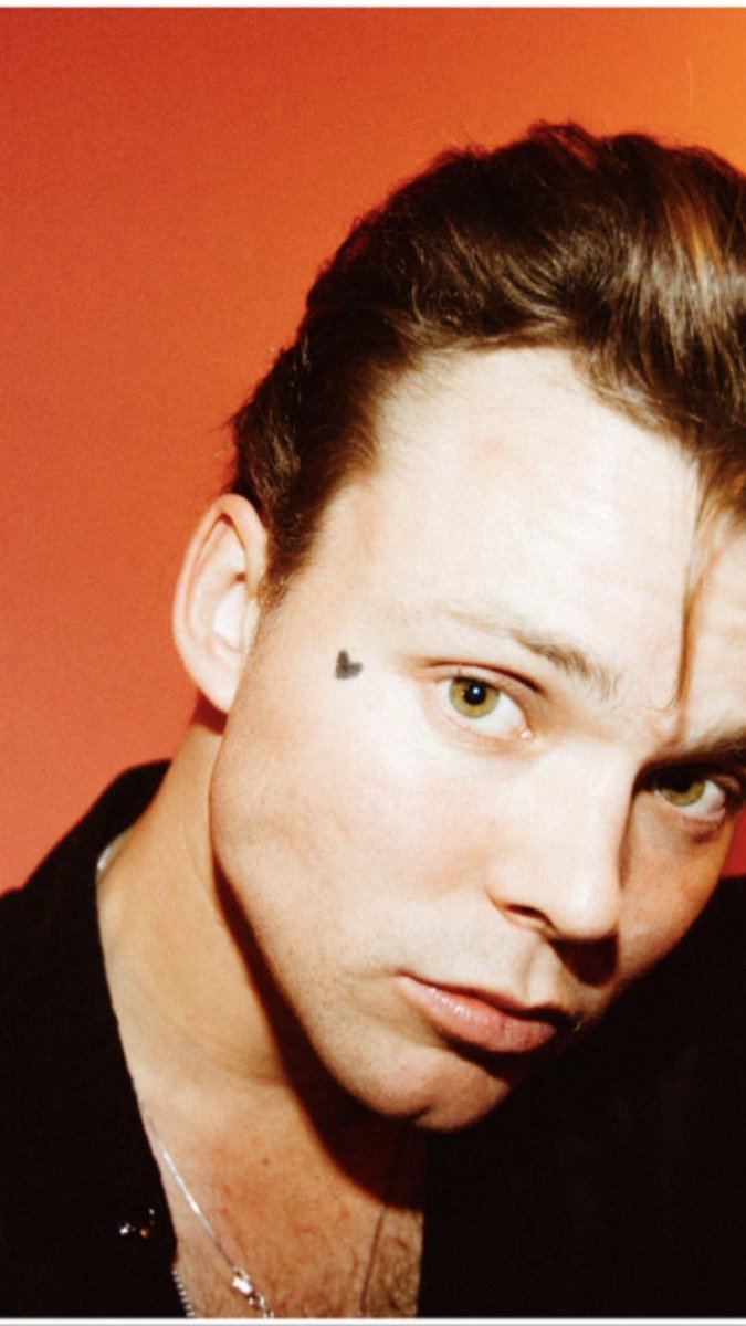 hifivesos's tweet photo. Ashton fucking Irwin is so handsome. https://t.co/aYI3Ca7lQJ