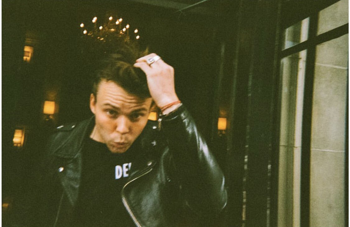 hifivesos's tweet photo. Ashton fucking Irwin is so handsome. https://t.co/aYI3Ca7lQJ