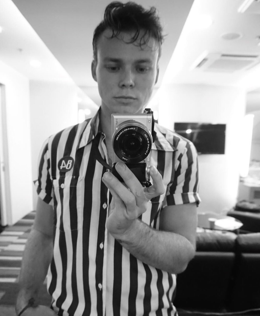 hifivesos's tweet photo. Ashton fucking Irwin is so handsome. https://t.co/aYI3Ca7lQJ