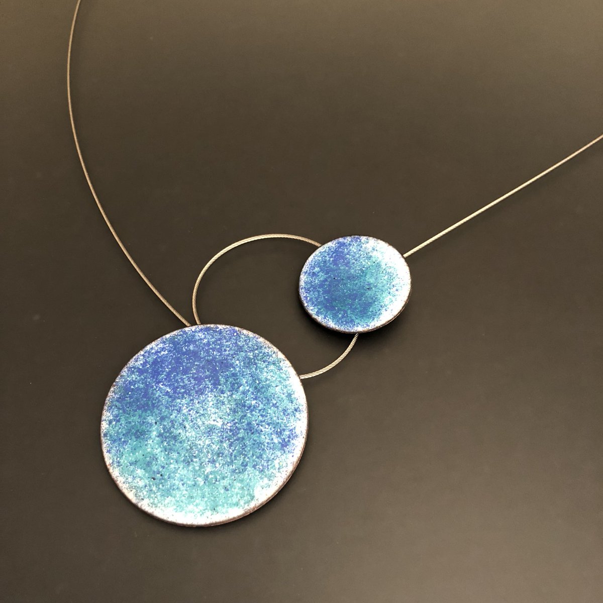MontLacomba's tweet photo. “Two points” #pendant from the Impossible Collection
#impossiblecollection #enamel #jewelrydesign #contemporaryjewelry #contemporarydesign #girona #bijoucontemporain #gioiellicontemporaneo #joieriacontemporania #handmadejewlry #artjewelry #schmuck #fetacatalunya #madeincatalonia https://t.co/BPYWqJIg3s