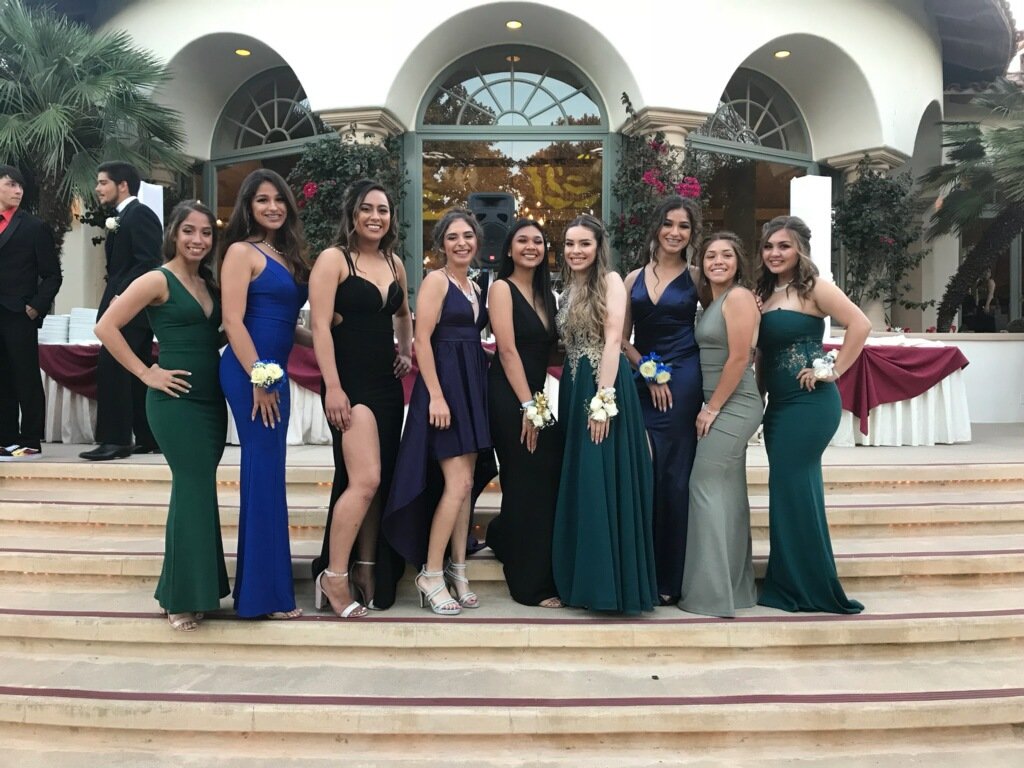huenemevb's tweet photo. These girls! #HHSProm https://t.co/l0WjMIh8Nz