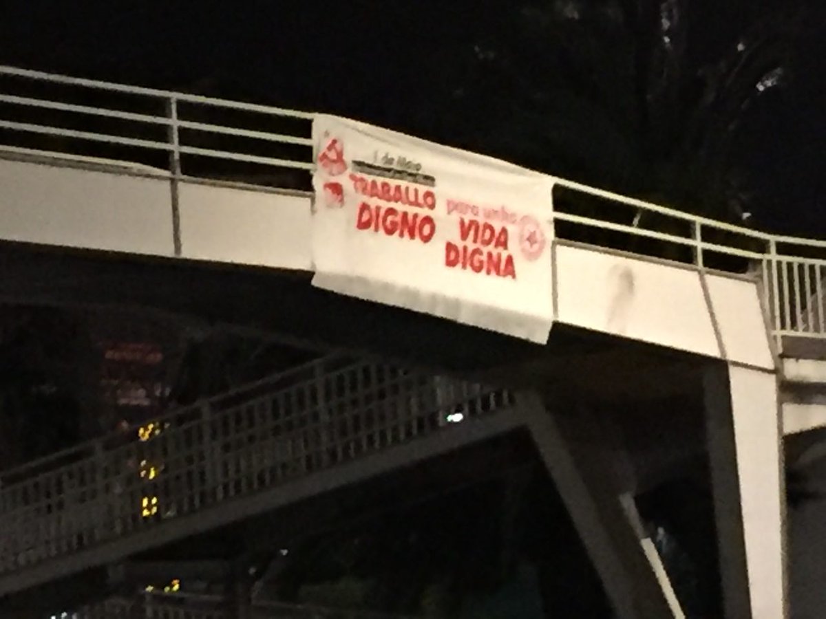 PCGalicia's tweet photo. [#ACORUÑA] pontes cheas de compromiso para o #1ºMaio #TraballoDigno para unha #VidaDigna #SempreCoaClaseTraballadora #LoitaObreira https://t.co/iuiMHhbmXz