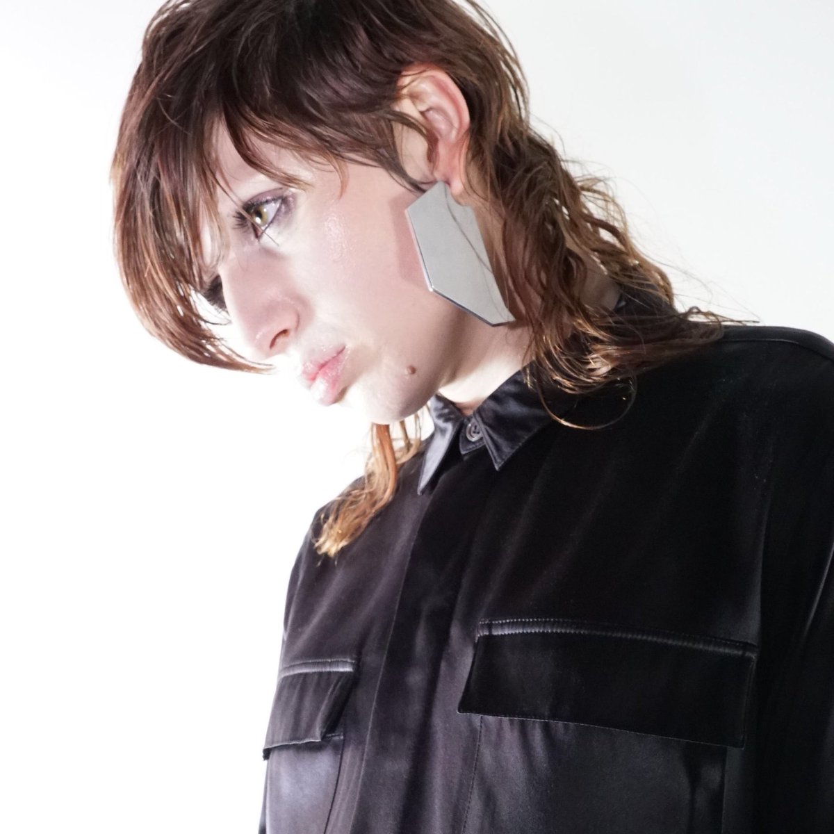 #giagarison, techno princess.⠀
Single Blade Earring - Large.⠀
handmade in nyc.⠀⠀

available in nickel free Argentium silver or aluminum. ⠀
these metals will never oxidize or tarnish. #BONDHardware can be worn all day every day.⠀
made-to-order ➝⠀⠀
bond-hardware.com