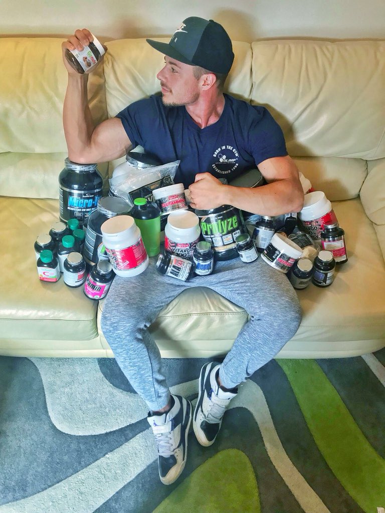 vitamaker_it's tweet photo. Da oggi inizia una collaborazione con Andrea Ragazzi grande bodybuilder, qui sommerso da alcuni dei nostri integratori.
#palestra #bodybuilder #ifbb #muscle #gains #vitamaker #integratorionline #ecommerce #personaltrainerlife #integratorialimentari #supplementstore #proteine https://t.co/M30zvobQIc