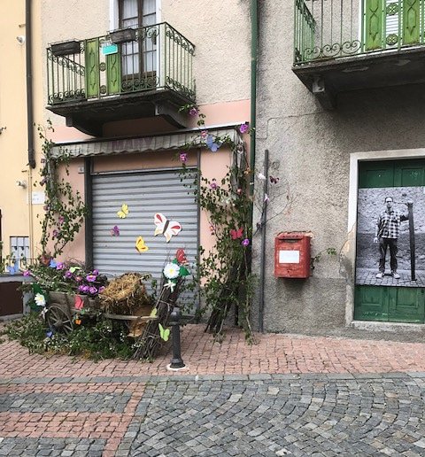 lakecomolake's tweet photo. #invasionidigitali di #unpaeseinposa #barni #seedsforculture https://t.co/HO3tdA4kA8
