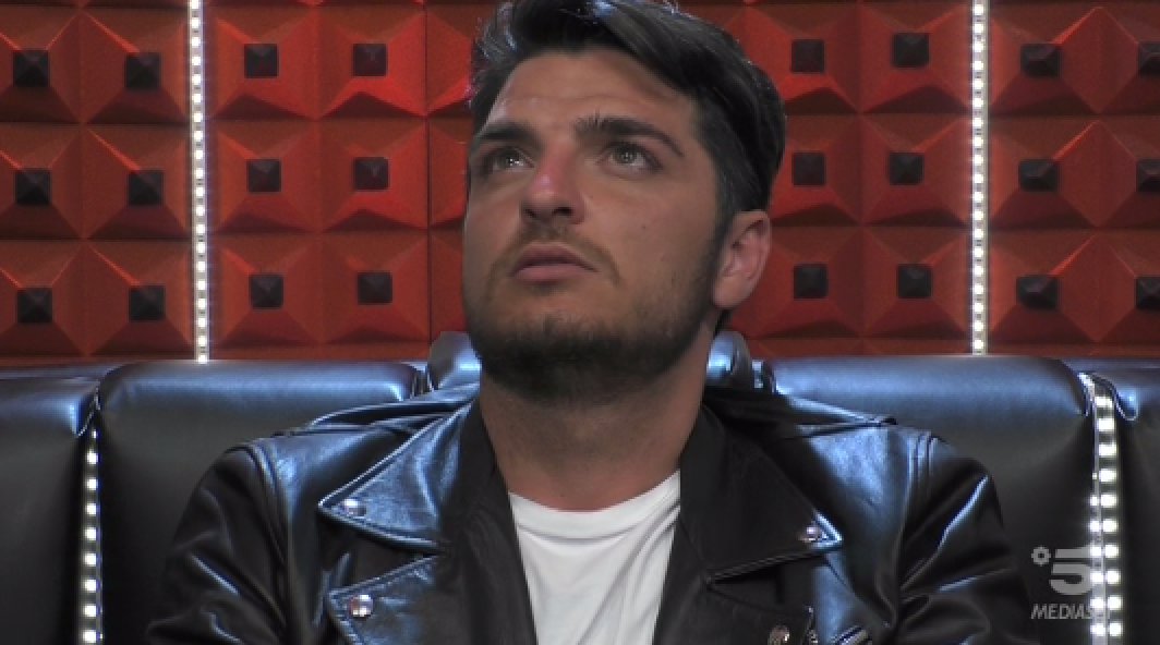 trash_italiano's tweet photo. Lo sguardo di chi deve ricordare il copione preparato prima di entrare al #GF15. https://t.co/3Zzkq5nxEG