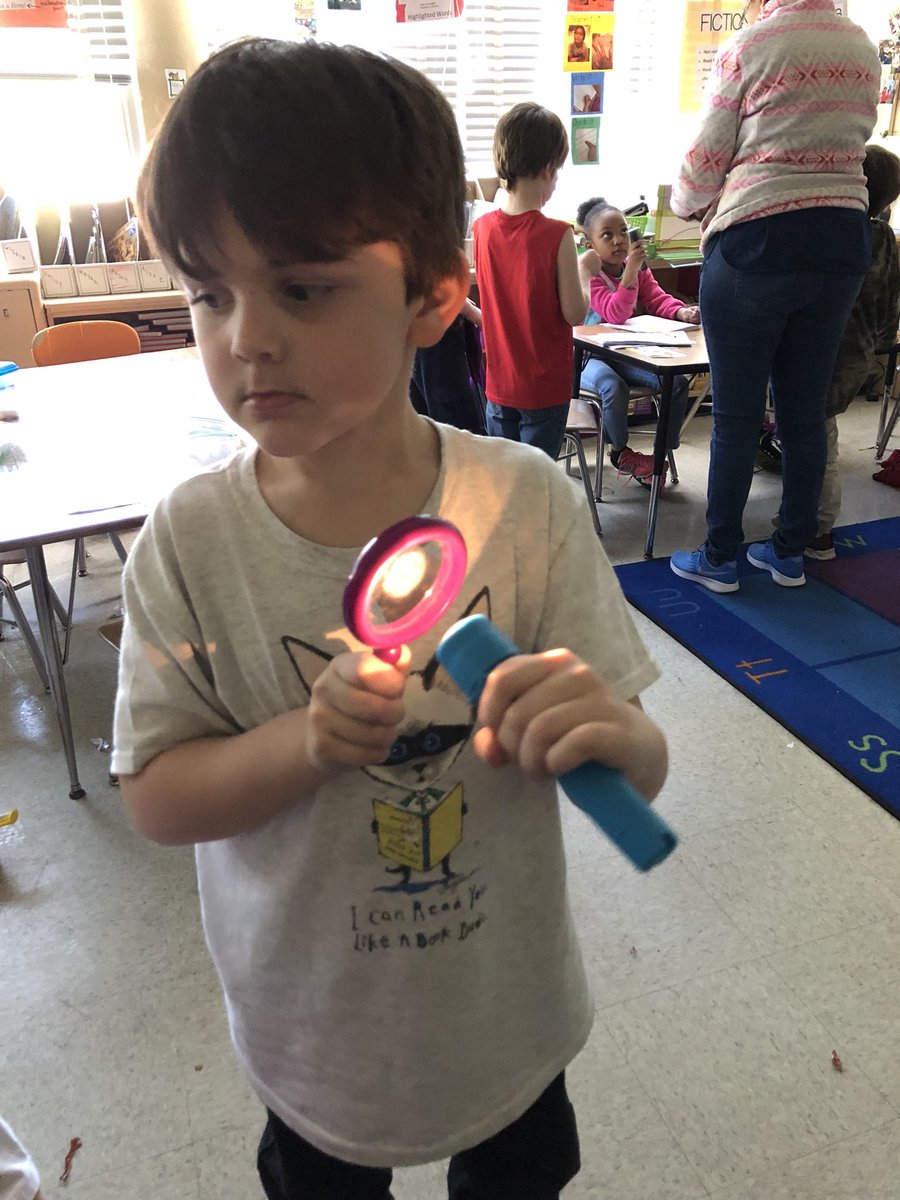 MrsWaurin's tweet photo. Investigating how we can affect light. @VictoryVillaes https://t.co/K9n2a060ji
