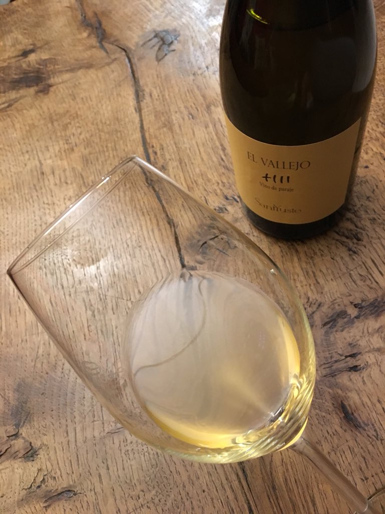 cellerpirineu's tweet photo. EL VALLEJO 2016 #SantYuste 100% #verdejodeSegovia #esmeraldagarcia #vinyadepeufranc 130-180 anys #naturalwine 🎼🎻😋 @verdejodesegovia #bonsmoments #gastrolover #winelovers #gastronomia #winetime #wine #wineoclock #winetasting #wineshop #winebar #nequistreet https://t.co/BVkvi1SpDc