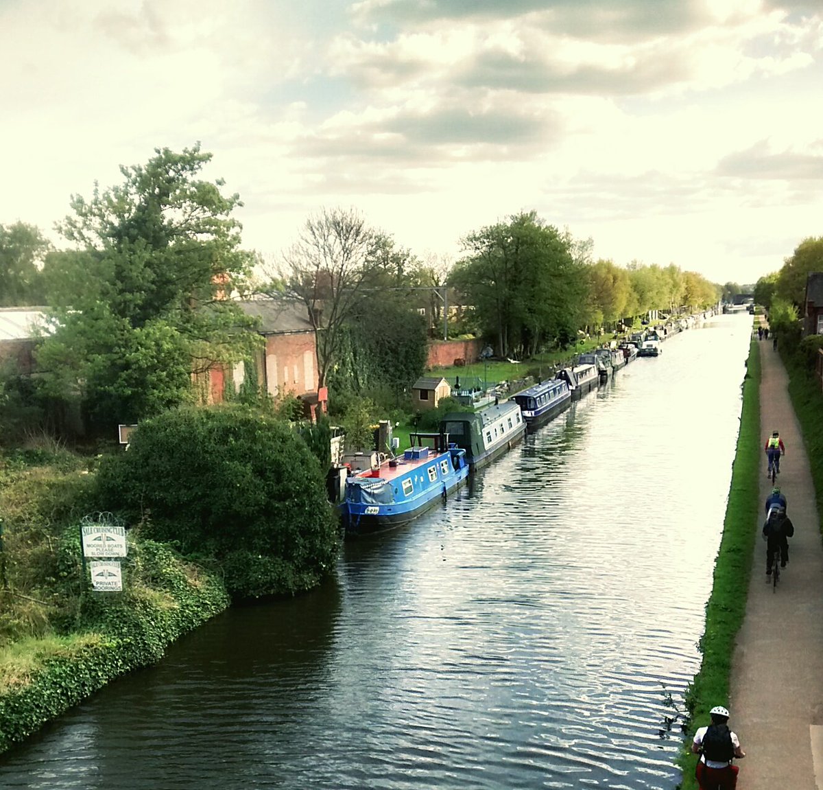 Alty_Word_Fest's tweet photo. Bridgewater canal, you were beautiful today. #sunnymonday #bridgewatercanal #saletown #mcr #altywordfest #flyerdropping https://t.co/5GR2AFhUkl