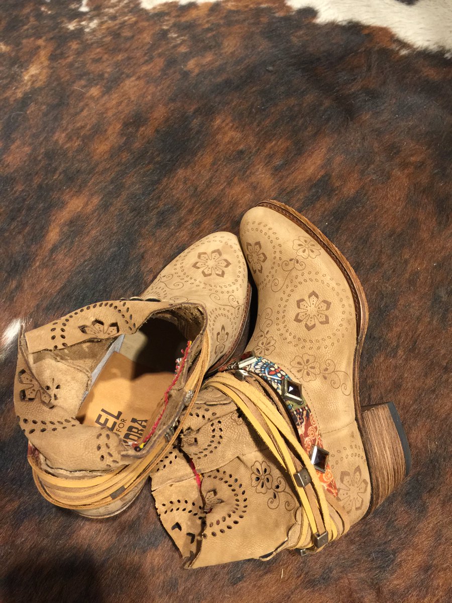 NoelBoots's tweet photo. Are you in love now?
.
Discover more spring models in https://t.co/kUqFaZqteS
#noelwesternoots #sendraboots #leather #handmade #bootstagram #fashion #style #madeinspain #handmadeboots #highquality #outfit #loveboots #outfit #oot #bikerboot https://t.co/6V101yXucP