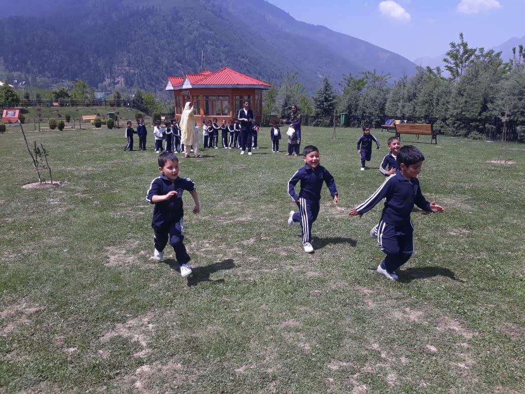 ChinarcorpsIA's tweet photo. #CHILDREN'S #TOUR: #ARMY organises a #Children Tour for the #students of #AGS #Margund to #Discovery_Point_Park, #Ganderbal. The tour was to facilitate the children to widen their #Horizon and to #encourage them towards outdoor and #adventurous_activities
@adgpi @NorthernComd_IA https://t.co/J4kdRLvrEL