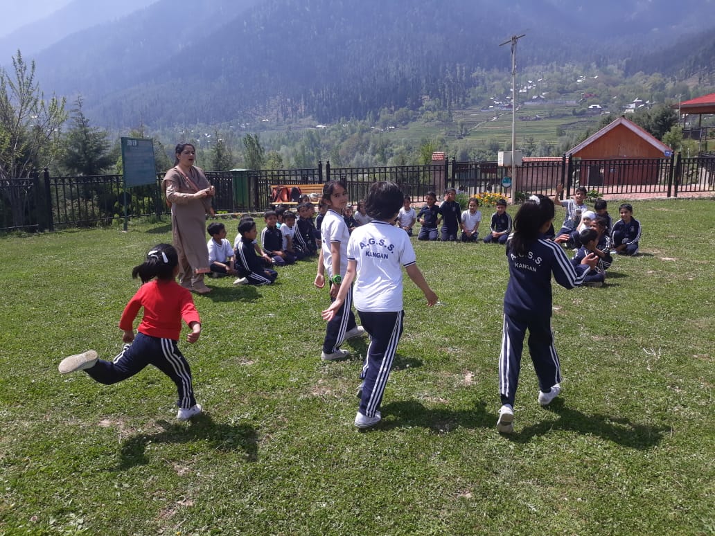ChinarcorpsIA's tweet photo. #CHILDREN'S #TOUR: #ARMY organises a #Children Tour for the #students of #AGS #Margund to #Discovery_Point_Park, #Ganderbal. The tour was to facilitate the children to widen their #Horizon and to #encourage them towards outdoor and #adventurous_activities
@adgpi @NorthernComd_IA https://t.co/J4kdRLvrEL