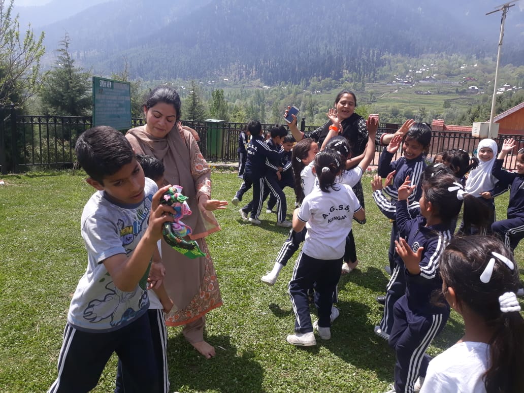 ChinarcorpsIA's tweet photo. #CHILDREN'S #TOUR: #ARMY organises a #Children Tour for the #students of #AGS #Margund to #Discovery_Point_Park, #Ganderbal. The tour was to facilitate the children to widen their #Horizon and to #encourage them towards outdoor and #adventurous_activities
@adgpi @NorthernComd_IA https://t.co/J4kdRLvrEL