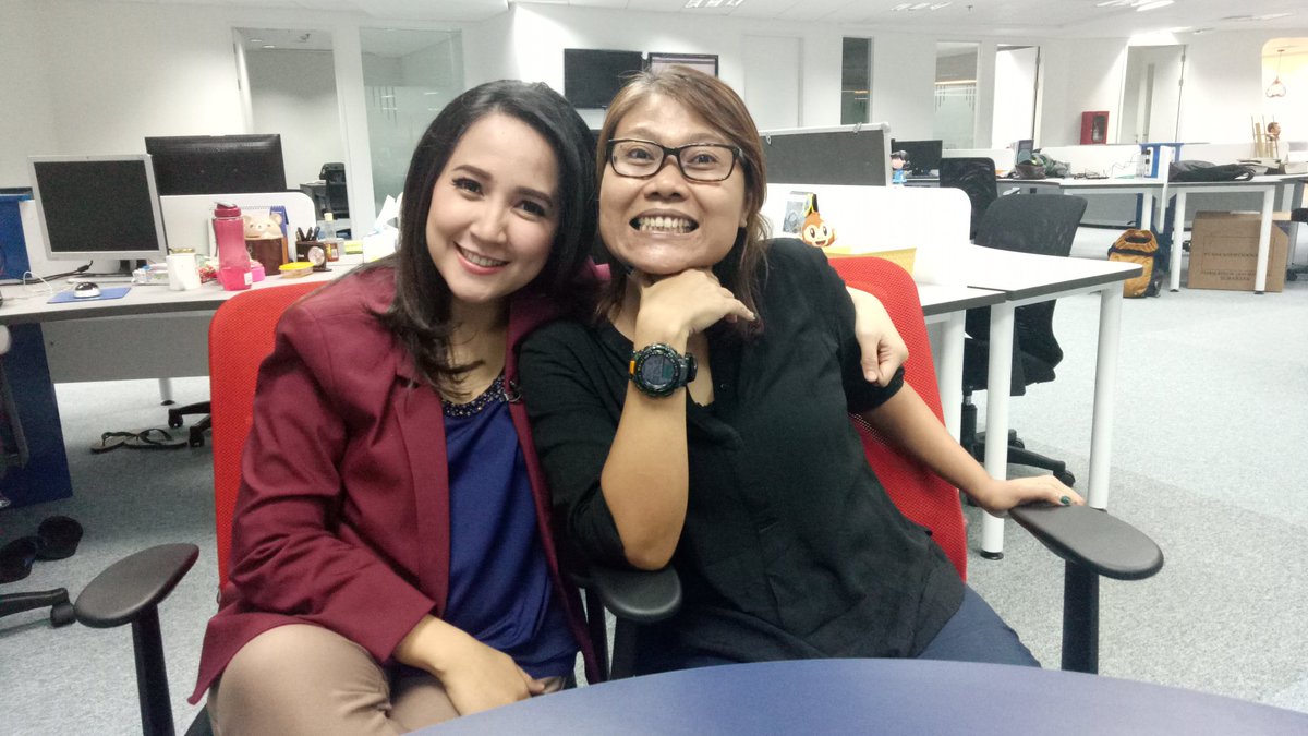Nah klo yg ini tim paling lama &amp; senior di <a href="/KompasBerkas/">Berkas Kompas</a>. Sejak awal garap program ini mei 2016, sdh barengan sama <a href="/MercyTirayoh/">Mercylia Tirayoh</a>. Berbeda dg krucil lainnya, dia sdh bs baca karakter gw. Kami ngobrol hal apa saja, di dlm &amp; luar urusan kantor. Gw gak "seserem" itu kan mer? 😜