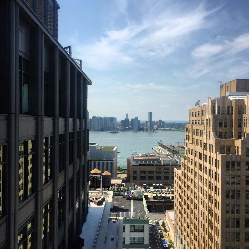 70Charlton's tweet photo. The closer we get to summer, the more we seem to find ourselves observing this fabulous view of the Hudson. https://t.co/7Blzv8BwG4