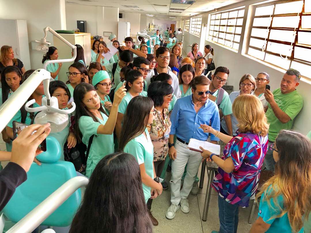 rafaellacava10's tweet photo. Muchachas y muchachos son ustedes unas y unos duros. De verdad q a pesar q esas cosas no son de mi competencia pero ver el entusiasmo y las ganas q ustedes tienen me obligan a meterme ahí adentro para ayudarlos. Cuenten conmigo !!! Cosas buenas vienen por ahí Dios mediante !!! https://t.co/d9x4qv5nxs