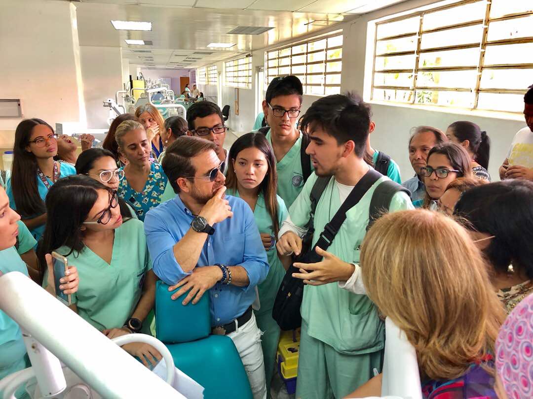rafaellacava10's tweet photo. Muchachas y muchachos son ustedes unas y unos duros. De verdad q a pesar q esas cosas no son de mi competencia pero ver el entusiasmo y las ganas q ustedes tienen me obligan a meterme ahí adentro para ayudarlos. Cuenten conmigo !!! Cosas buenas vienen por ahí Dios mediante !!! https://t.co/d9x4qv5nxs