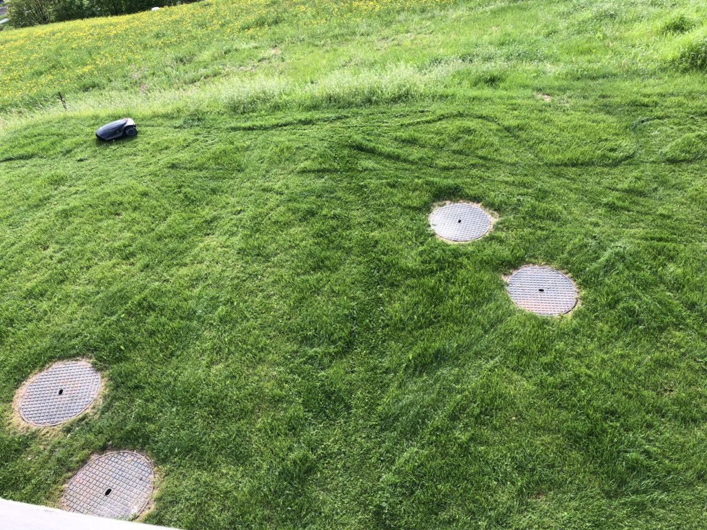 bwarer's tweet image. Wenn ich so schlangenlinie fahren würde wie mein neuer ‚smarter‘ #robomow, dann würde ich wegen Trunkenheit am Steuer gebüsst! Also effizient ist das ja nicht ... #rasenmähroboter