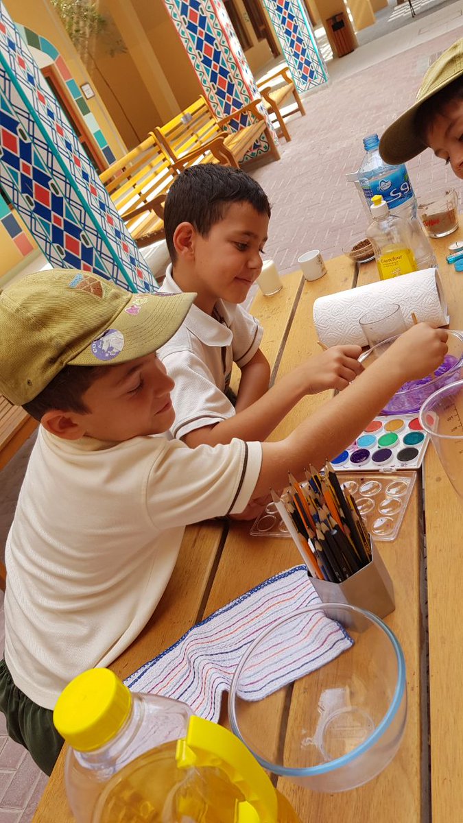 MsPiatGCS's tweet image. Another fun day for our native speakers! The students are doing scientific experiences as part of the Italian national curriculum. #behappybegcs #GCSmothertongue @MrJamiePlunkett @GCSPRIMARYHOP @GCSPYPCor