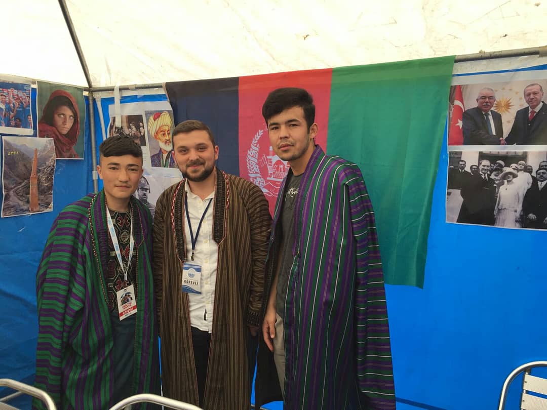 11. Uluslararası Öğrenci Buluşmalarında ülkelerini tanıtmak amacıyla stand açan öğrenci kardeşlerimizin standlarını Temsilciliğimiz Gençlik Kolları Başkanımız Cihat AKGÜRE ziyarette bulundu.
#yenidünyavakfı 
#yenibirdünyaiçinçalışıyoruz