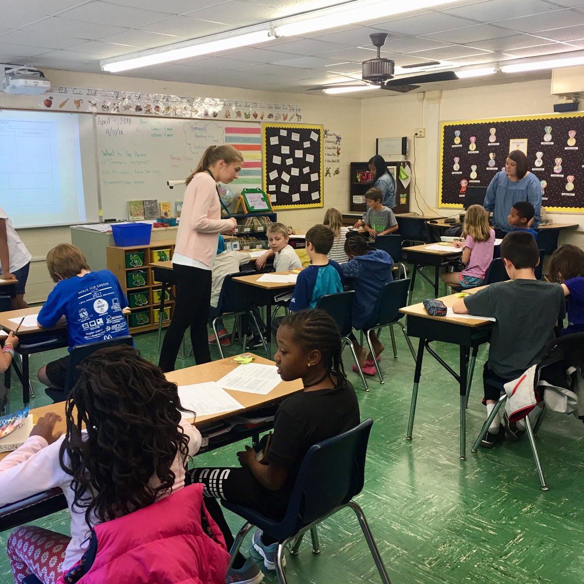 ameliadgvl's tweet photo. The beautiful and productive noise of an engaged classroom #GeneralGreenGatorAction #ARCPD #TraditionalTales https://t.co/w5a2mbPLS0