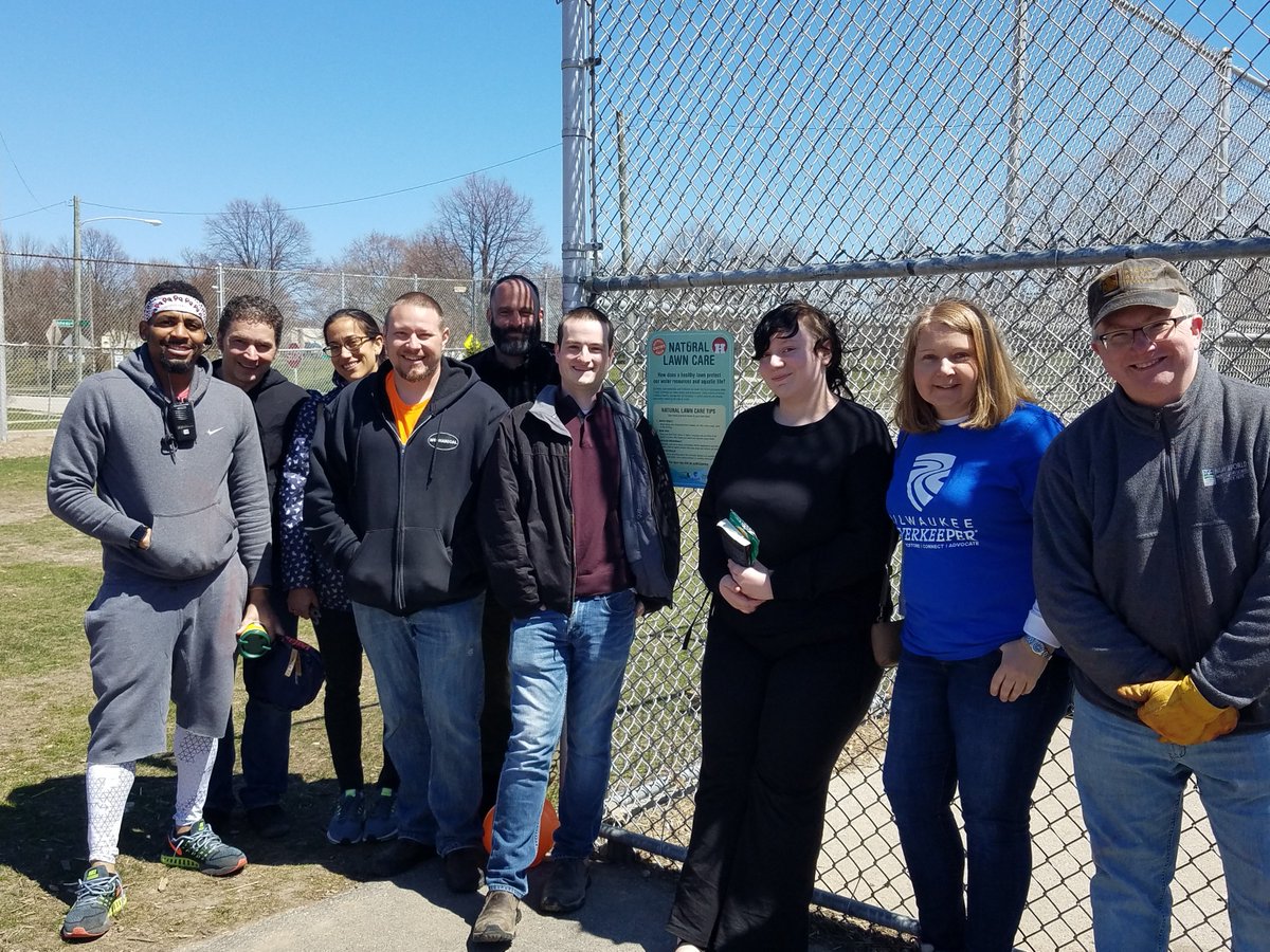 ToxicFreeMW's tweet photo. Thanks #MGGweekend participants. In three days, we had 30 people take the pledge to reduce their synthetic pesticide and fertilizer use! Join the movement to make Milwaukee spaces safe and healthy for children, pets, and pollinators https://t.co/LWbwBSaK5o https://t.co/bQglwJQ22j