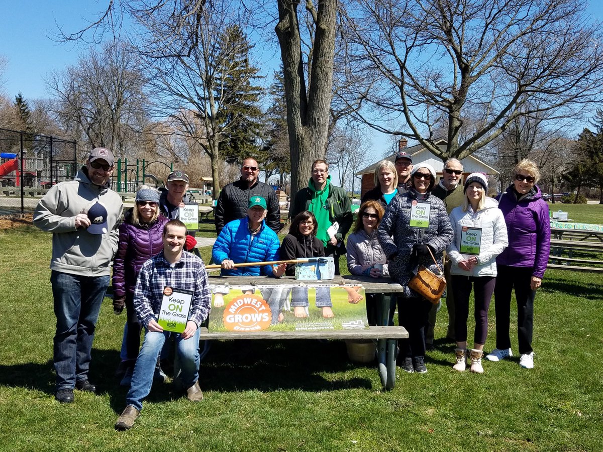 ToxicFreeMW's tweet photo. Thanks #MGGweekend participants. In three days, we had 30 people take the pledge to reduce their synthetic pesticide and fertilizer use! Join the movement to make Milwaukee spaces safe and healthy for children, pets, and pollinators https://t.co/LWbwBSaK5o https://t.co/bQglwJQ22j