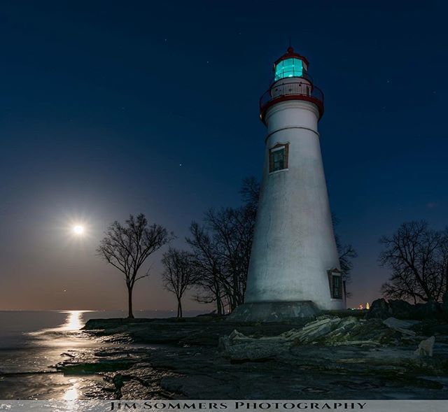 AkronJob's tweet photo. The shot I envisioned was not going to happen, so decided to do a little light painting instead. #lighthouse #lakeerie #marblehead #lakescape #landscape #lightpainting #nightscape #longexposure #fullmoon #pinkmoon #20mmf18 #acratech #nikon #d750 #gocreat… https://t.co/8ZQanMaHy7 https://t.co/DYBygWxejF