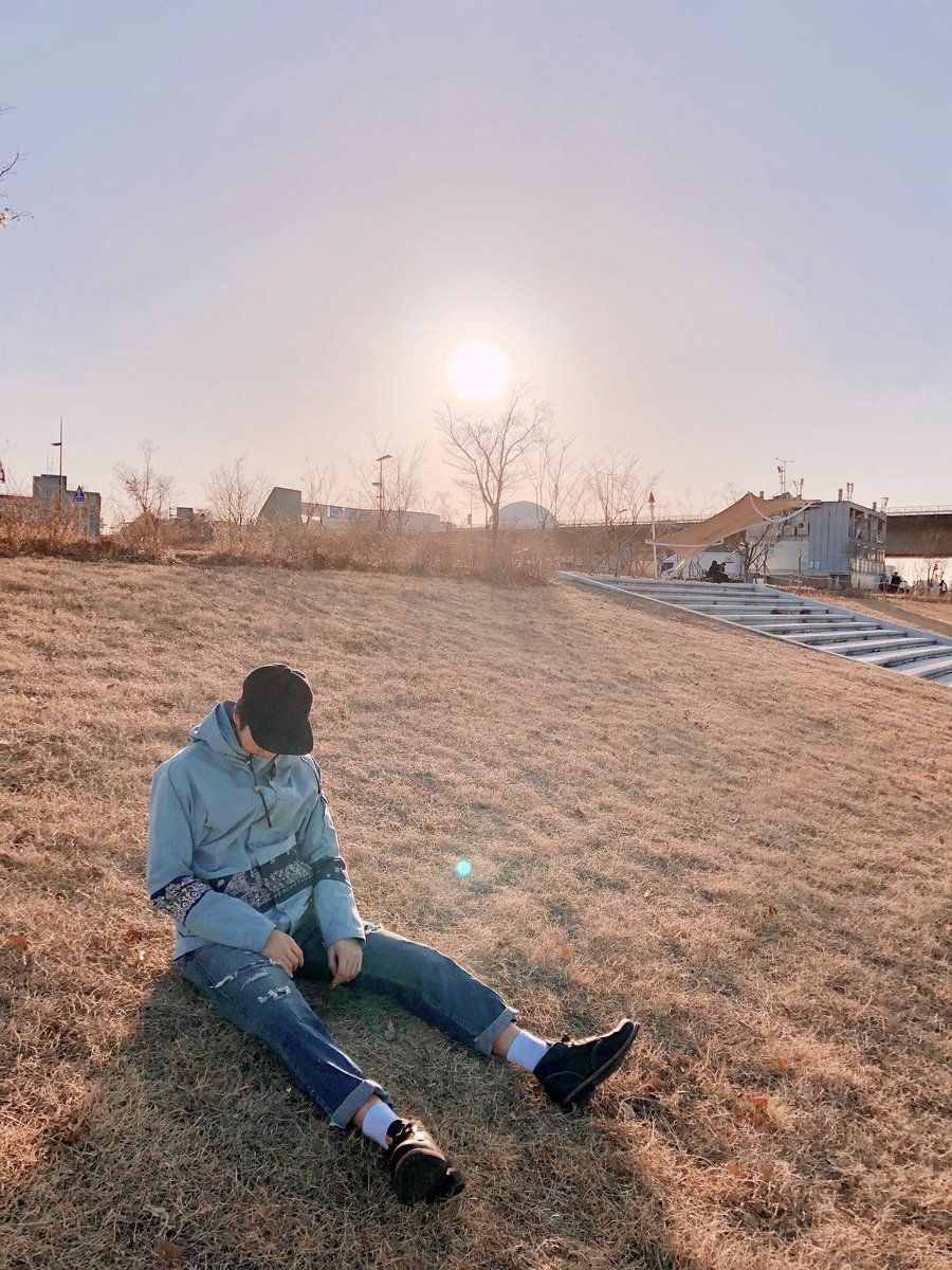 it_cecee's tweet photo. hi i love rm ♡

 #ARMYSelcaDay https://t.co/Gr7lozkTEL