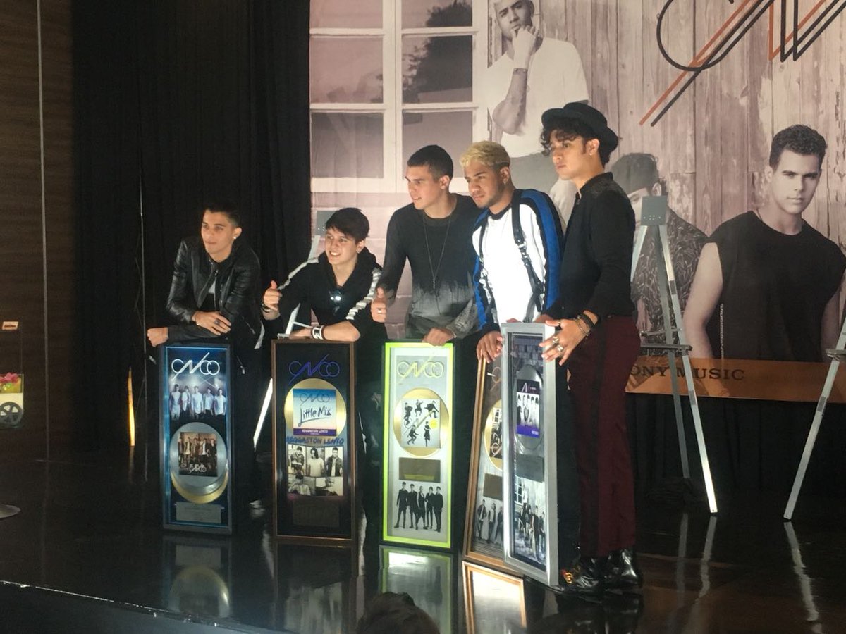 TvsEspectaculos's tweet photo. .@CNCOmusic recibe múltiples reconocimientos previó a su conferencia de prensa en donde presentarán su segundo disco. Las Certificaciones son: Oro x el álbum CNCO, cuádruple platino por Hey DJ ft Yandel, Oro por Mamita, Diamante + Platino + Oro por Reggaetón. ¡FELICIDADES! https://t.co/v6T4JALm1s