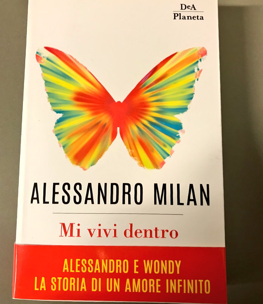 LucyTT's tweet photo. @alinomilan l’ho tenuto per giorni, lì, sul comodino, tra timore e voglia di iniziarlo. Ce l’ho fatta, un tuffo meraviglioso, in una storia unica ma che può riguardare molti. Grazie per averla raccontata #MiViviDentro https://t.co/AsziiaP63N