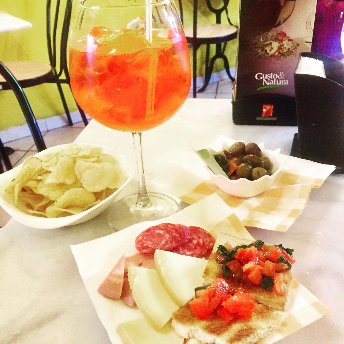CaffedelDuca's tweet photo. Pronti per l'aperitivo??? #caffedelduca.#bar #qualità #regale #colazione #pranzo #aperitivo #spritz #caffè #toptags #pub #bar #liquor #instagood #cocktail #cocktails #drinkup #drinking #glass #can #photooftheday https://t.co/ol06X905md