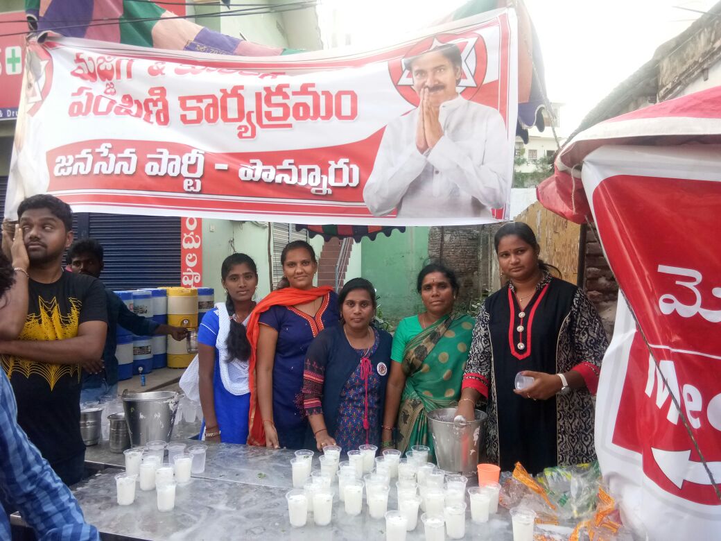 DrakshayaniJSP's tweet photo. ఈరోజు పొన్నూరులో సాక్షి బావన్నారాయణ స్వామి తిరునాళ్ళ సందర్భంగా విచ్చేయు భక్తుల��ు జనసేన పార్టీ మరియు జనసేన వీరమహిళ విభాగం తరపున ఏర్పాటు చేసిన మజ్జిగ&amp; చల్లని మంచి నీరు పంపిణీ కార్యక్రమం విజయవంతంగా జరిగింది..... https://t.co/9F7m5KCcM8