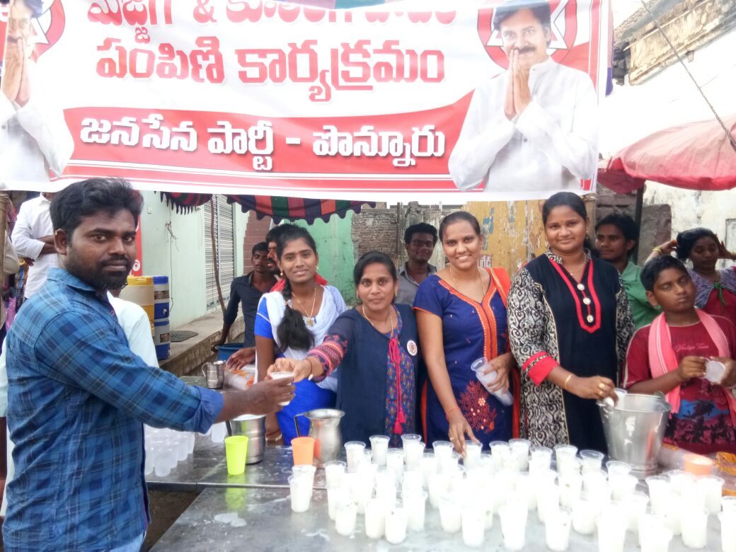 DrakshayaniJSP's tweet photo. ఈరోజు పొన్నూరులో సాక్షి బావన్నారాయణ స్వామి తిరునాళ్ళ సందర్భంగా విచ్చేయు భక్తుల��ు జనసేన పార్టీ మరియు జనసేన వీరమహిళ విభాగం తరపున ఏర్పాటు చేసిన మజ్జిగ&amp; చల్లని మంచి నీరు పంపిణీ కార్యక్రమం విజయవంతంగా జరిగింది..... https://t.co/9F7m5KCcM8