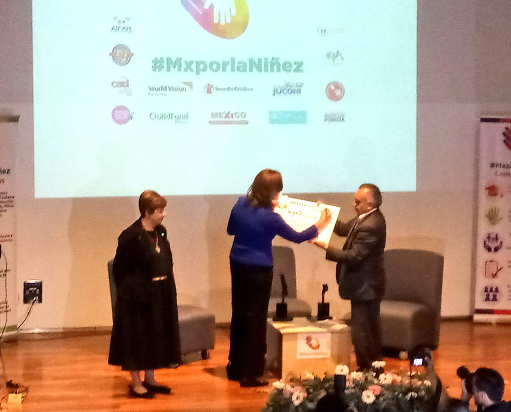 criticacap's tweet photo. Signó @Mzavalagc compromisos de #MxPorLaNiñez en favor de los menores; como presidenta de #México incluirá acciones del pacto en su #PlanDeDesarrollo2018 https://t.co/bYMEiic9gi