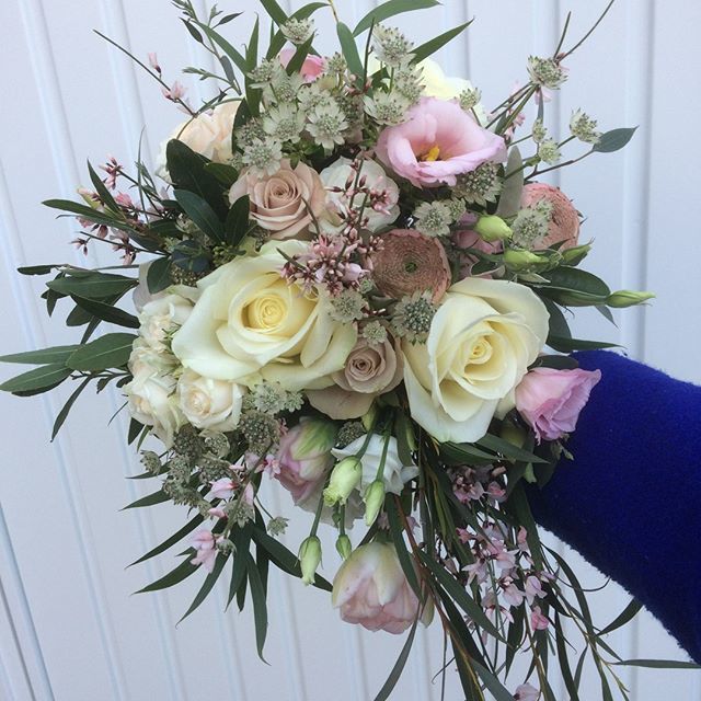 Emma's bouquet from a few weeks back. A lovely mix of pastels and nudes including avalanche roses, menta roses, pale pink lisianthus, genister, astrantia, ranunculus, angelique tulips and gorgeous eucalyptus moorei from @irishgreenguys .
.
.
.
.
.
.
#bri… ift.tt/2rcyiDX