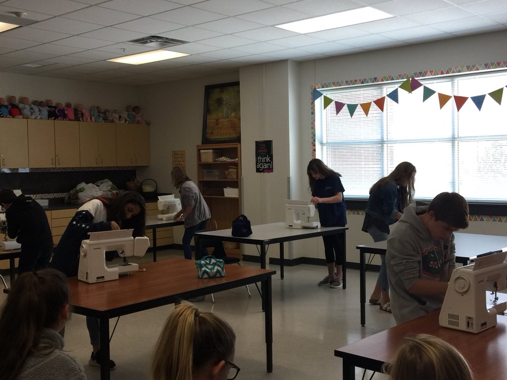 qtcbarbeque's tweet image. Threading Wars Today! #HMSProud @HuntMiddle #hmssfl #sewfun