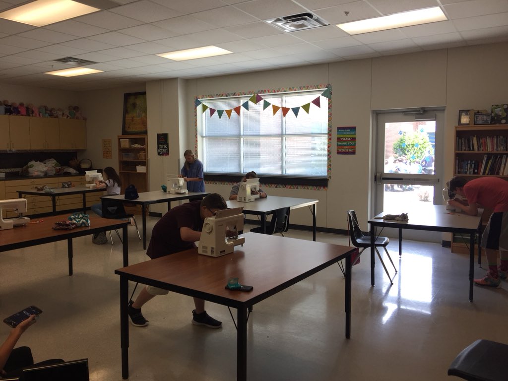 qtcbarbeque's tweet image. Threading Wars Today! #HMSProud @HuntMiddle #hmssfl #sewfun