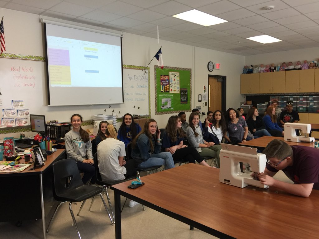 qtcbarbeque's tweet image. Threading Wars Today! #HMSProud @HuntMiddle #hmssfl #sewfun