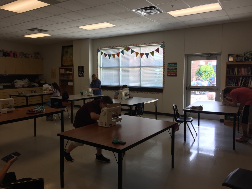 qtcbarbeque's tweet image. Threading Wars Today! #HMSProud @HuntMiddle #hmssfl #sewfun