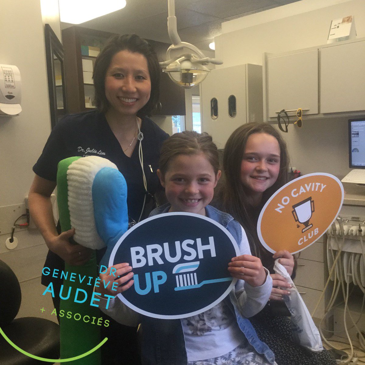 AudetDr's tweet photo. Dre. Julie pose avec Layla et Macie. 2 nouveaux membres de notre club sans-caries! Bravo! #draudet https://t.co/DNuNYauFEc