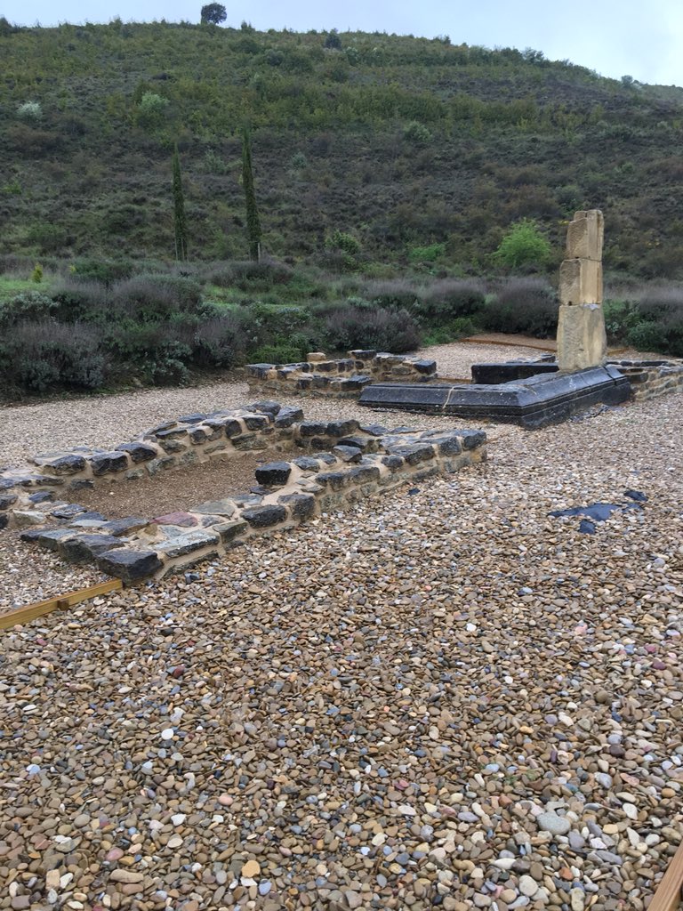 MuseoEretas's tweet photo. Buenas tardes #FelizLunes, hoy nos hemos ido a ver la ciudad romana de la #SantaCriz. Nos ha impactado la ubicación en un alto, como los castros de la #EdadDelHierro. ¡Hay tantas cosas por descubrir! #MuseaYViaja @TurismoNavarra  #EscapadaCultural https://t.co/y451A5W3b0