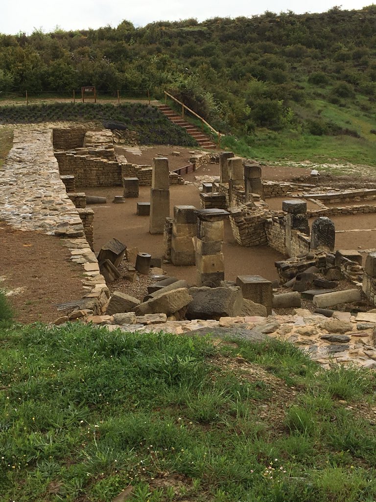 MuseoEretas's tweet photo. Buenas tardes #FelizLunes, hoy nos hemos ido a ver la ciudad romana de la #SantaCriz. Nos ha impactado la ubicación en un alto, como los castros de la #EdadDelHierro. ¡Hay tantas cosas por descubrir! #MuseaYViaja @TurismoNavarra  #EscapadaCultural https://t.co/y451A5W3b0