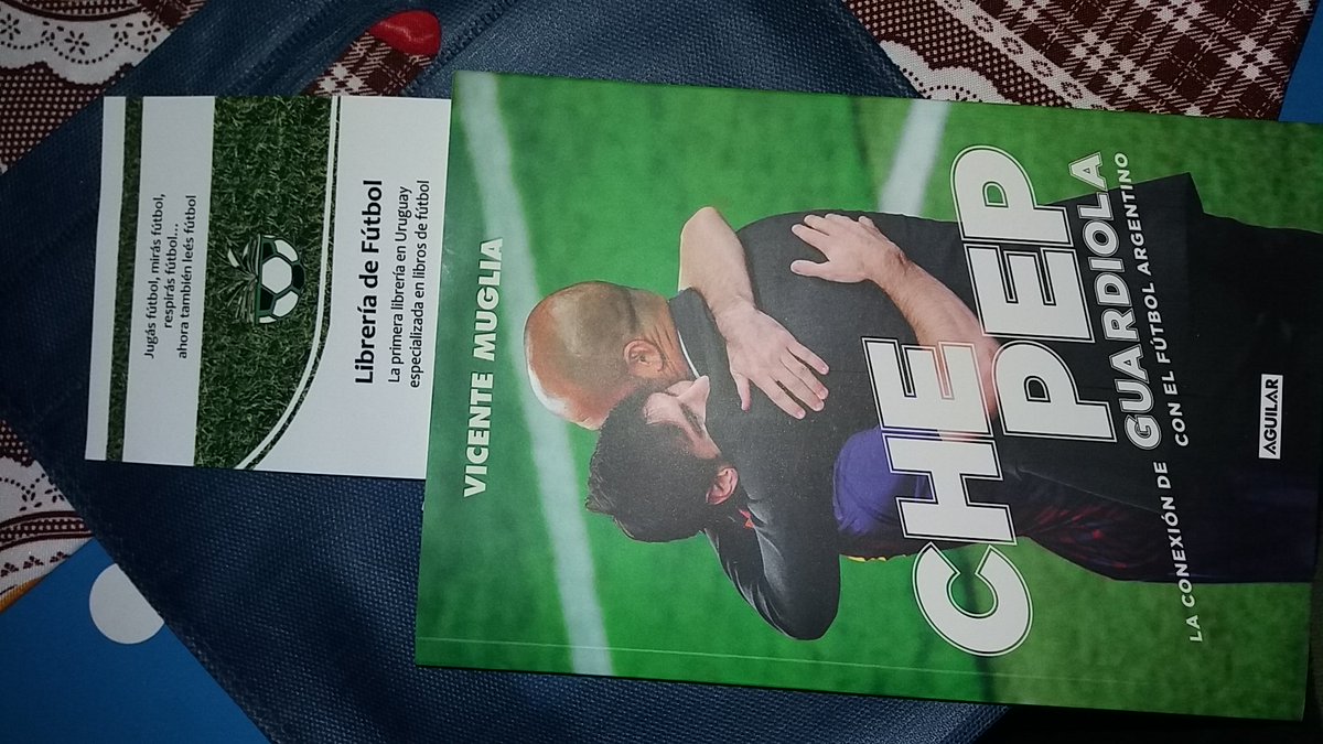 almeida_guille's tweet photo. En épocas de buen fútbol
#ChePep ⚽ de @VicenMuglia
Gracias @Libreria_Futbol por la amable atención de siempre!! https://t.co/qhQwl8TyWl