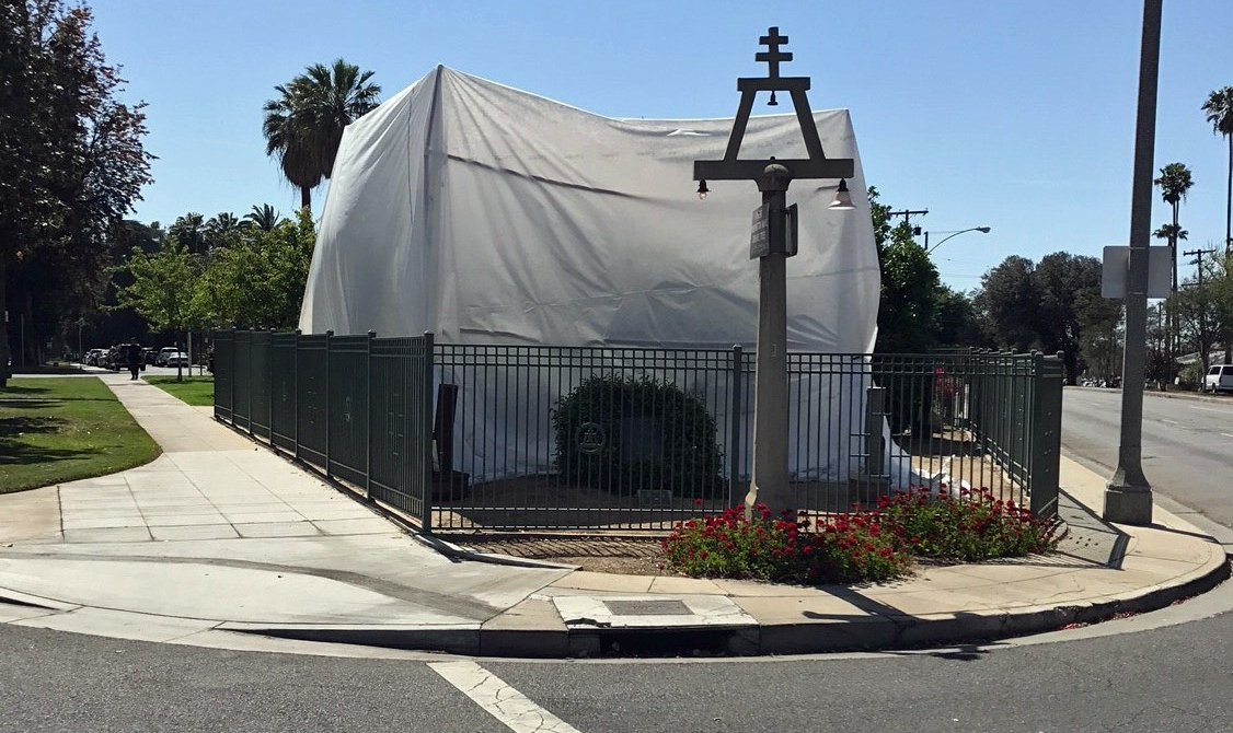 jwarnert's tweet photo. A white tent over an iconic citrus tree in #Riverside is "not beautiful," says #UCCE specialist. "But the risk from not doing that is catastrophic." #Asiancitruspsyllid #huanglongbing https://t.co/VeTsLHOa45 https://t.co/RellG3jIax