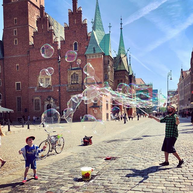 EmeraldKate's tweet photo. Bubble Fun in Market Square #wroclaw .
.
.
.
.
#poland #seeingthesights #citybreak #funwiththegirls #travel #holiday #weekendgetaway #polandisbeautiful #everyonelovesbubbles #travel #latergram #blogger https://t.co/aJYrf9mtdF https://t.co/nUtJCGHfG9